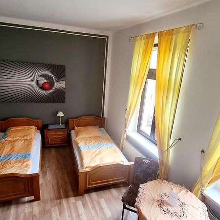 Hotel-Garni "Zum Loewen" Bad Freienwalde Esterno foto